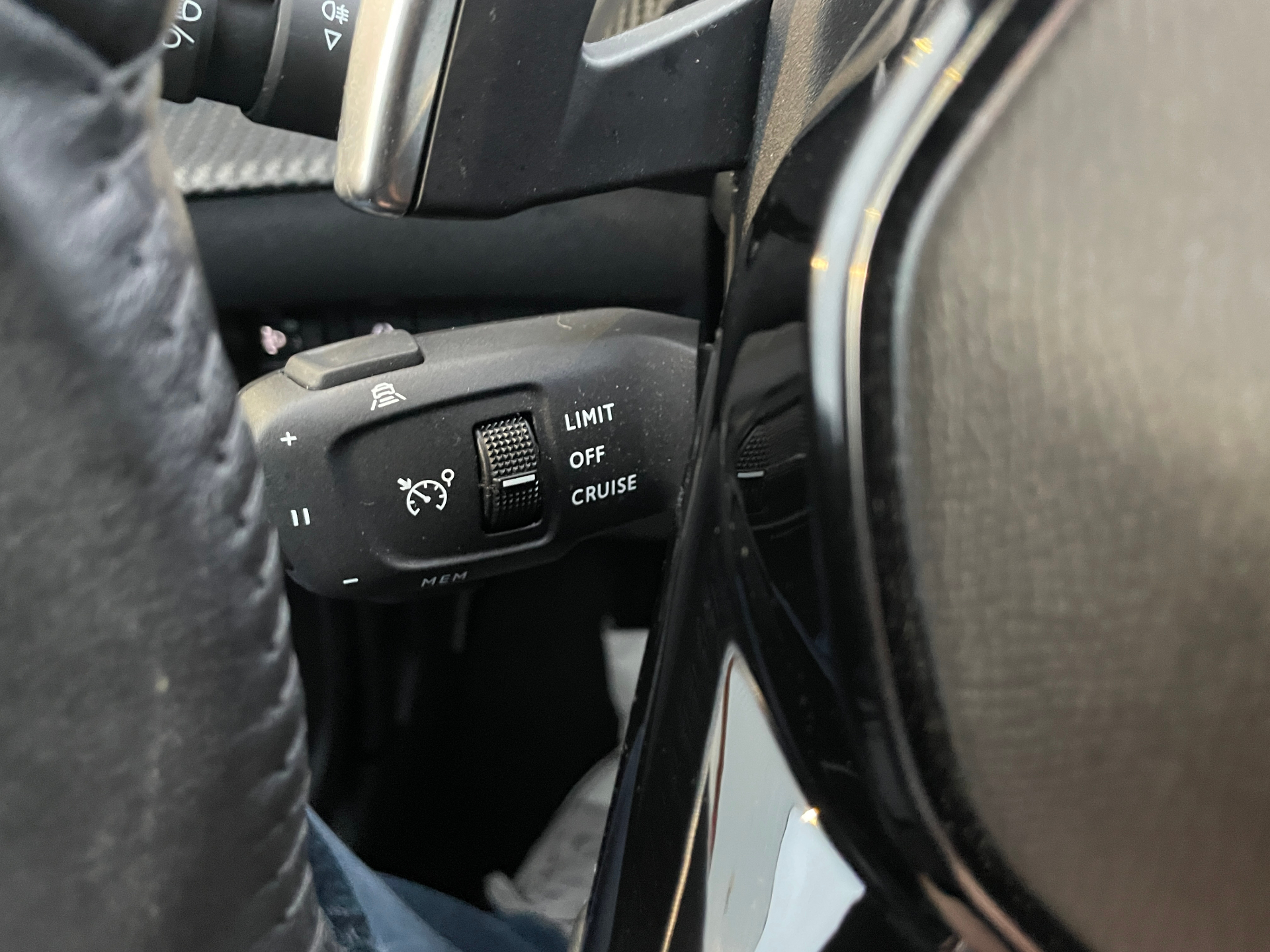 PEUGEOT 2008 Hybrid 136 e-DCS6 Allure