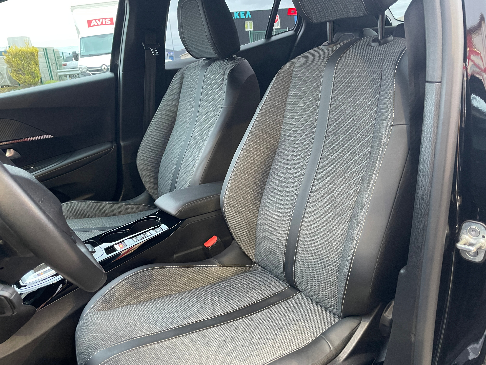 PEUGEOT 2008 Hybrid 136 e-DCS6 Allure