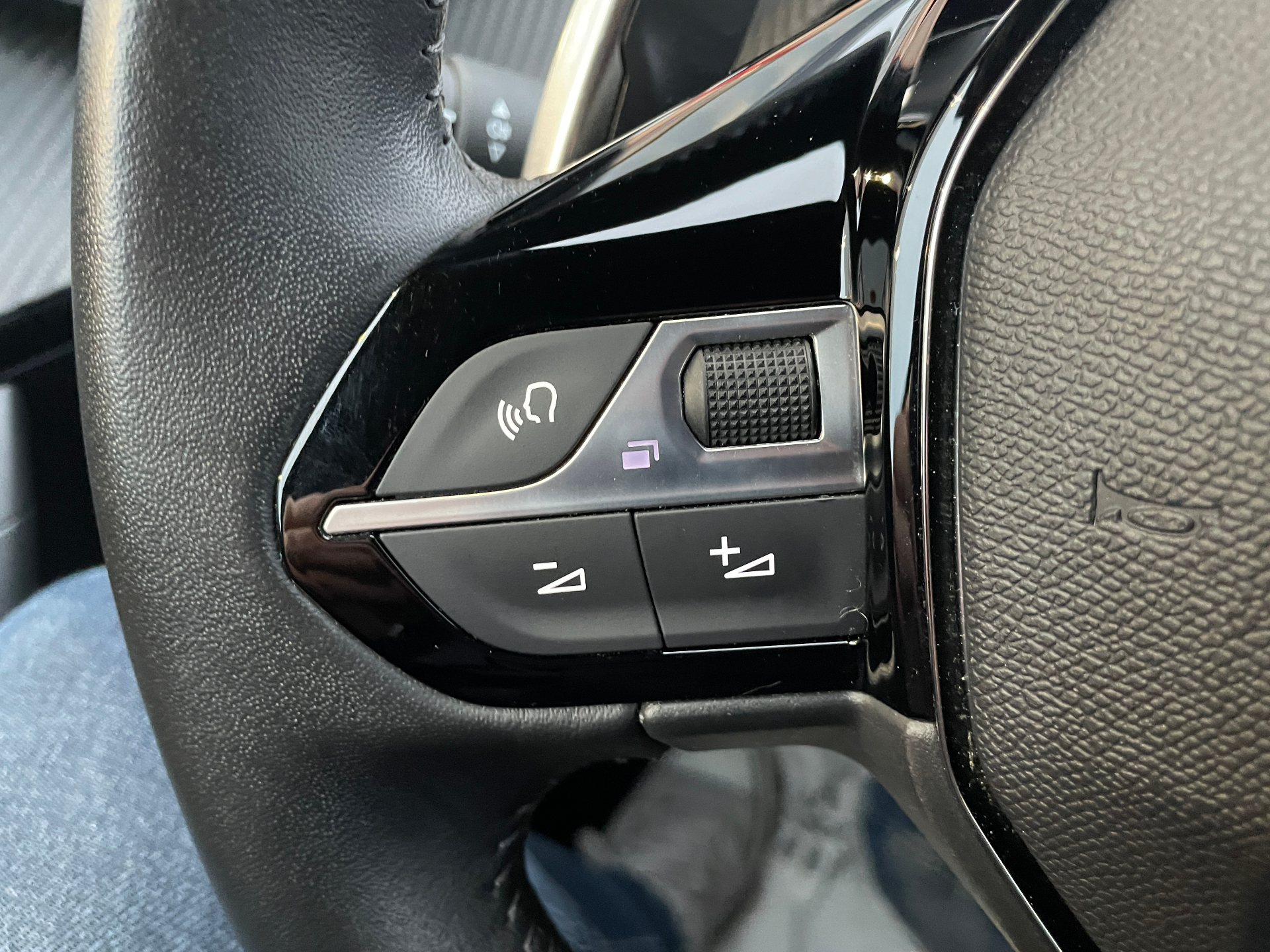 PEUGEOT 2008 Hybrid 136 e-DCS6 Allure