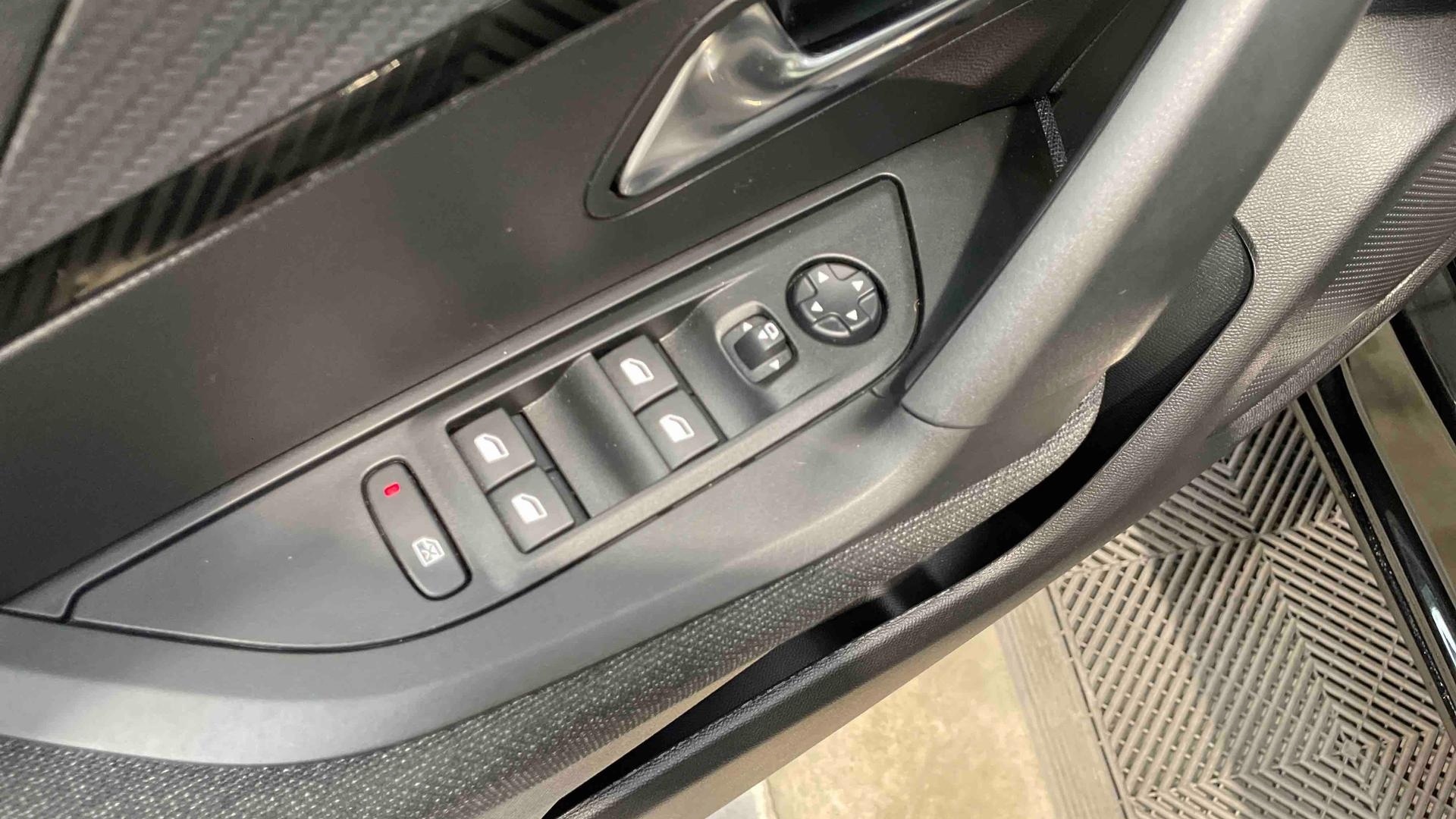 PEUGEOT 2008 Hybrid 145 e-DCS6 Style