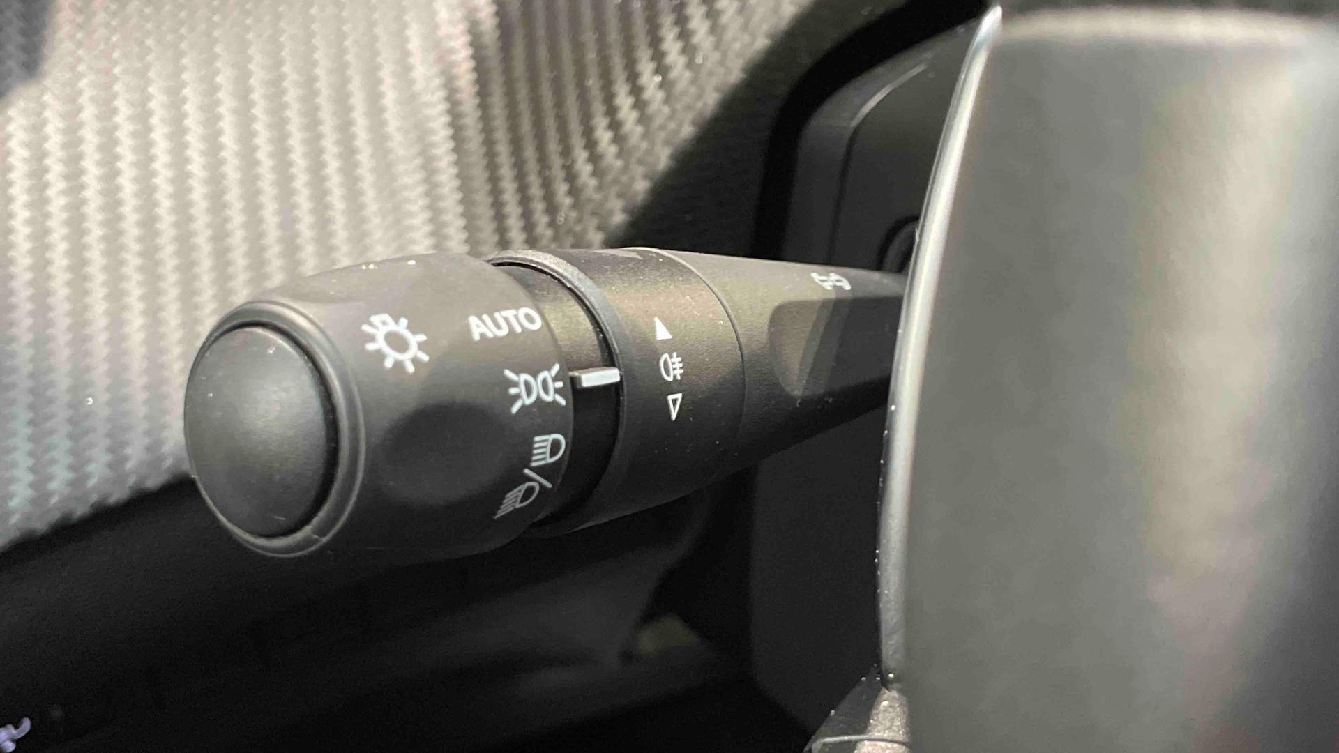 PEUGEOT 2008 Hybrid 145 e-DCS6 Style