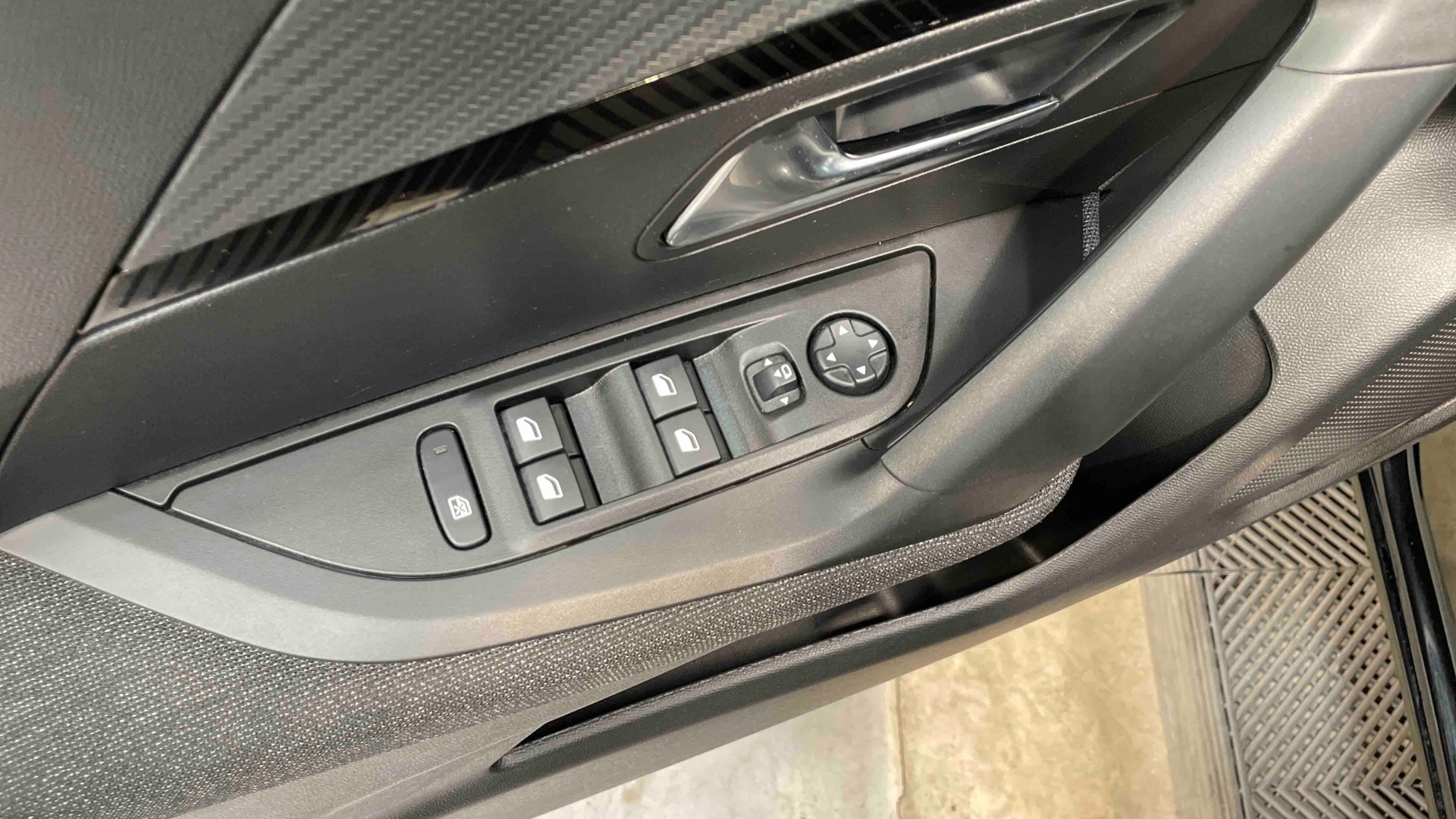 PEUGEOT 2008 Hybrid 145 e-DCS6 Style