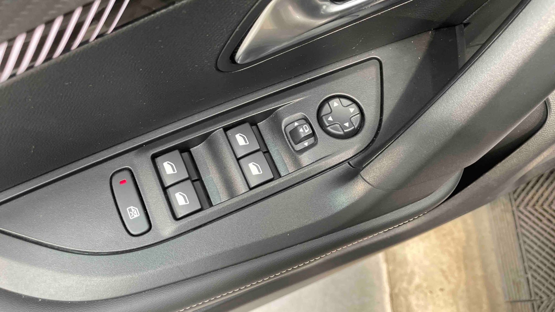 PEUGEOT 2008 Hybrid 145 e-DCS6 Allure