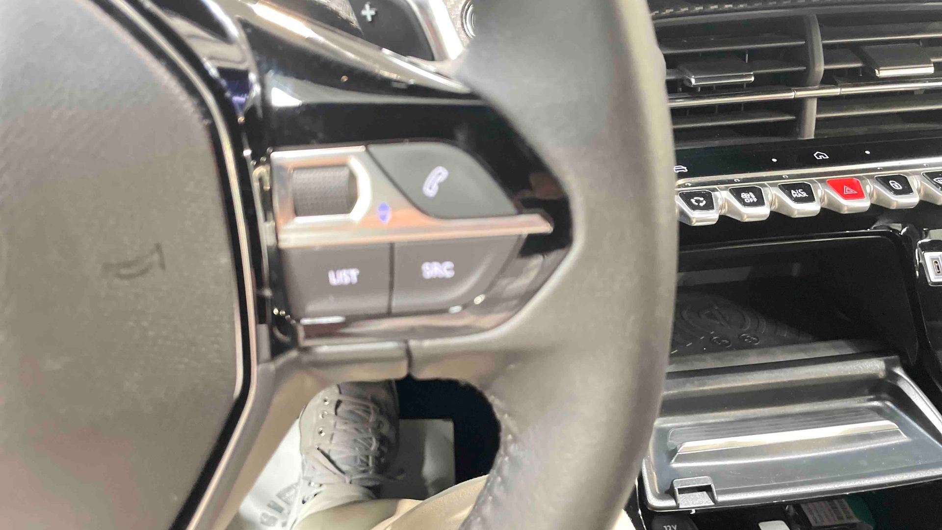 PEUGEOT 2008 Hybrid 145 e-DCS6 Allure
