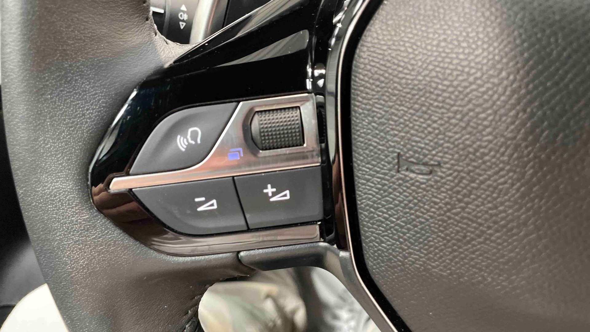 PEUGEOT 2008 Hybrid 145 e-DCS6 Allure