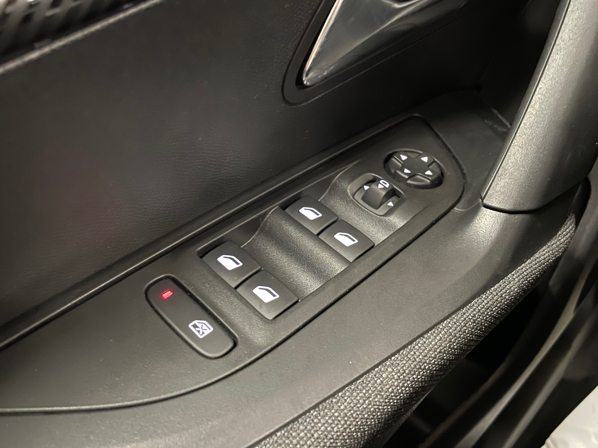 PEUGEOT 2008 Hybrid 145 e-DCS6 Style