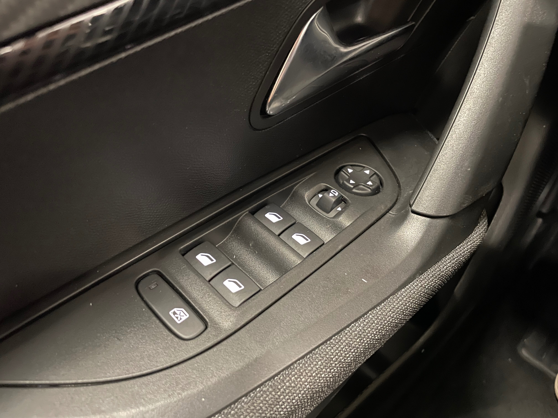 PEUGEOT 2008 Hybrid 145 e-DCS6 Style