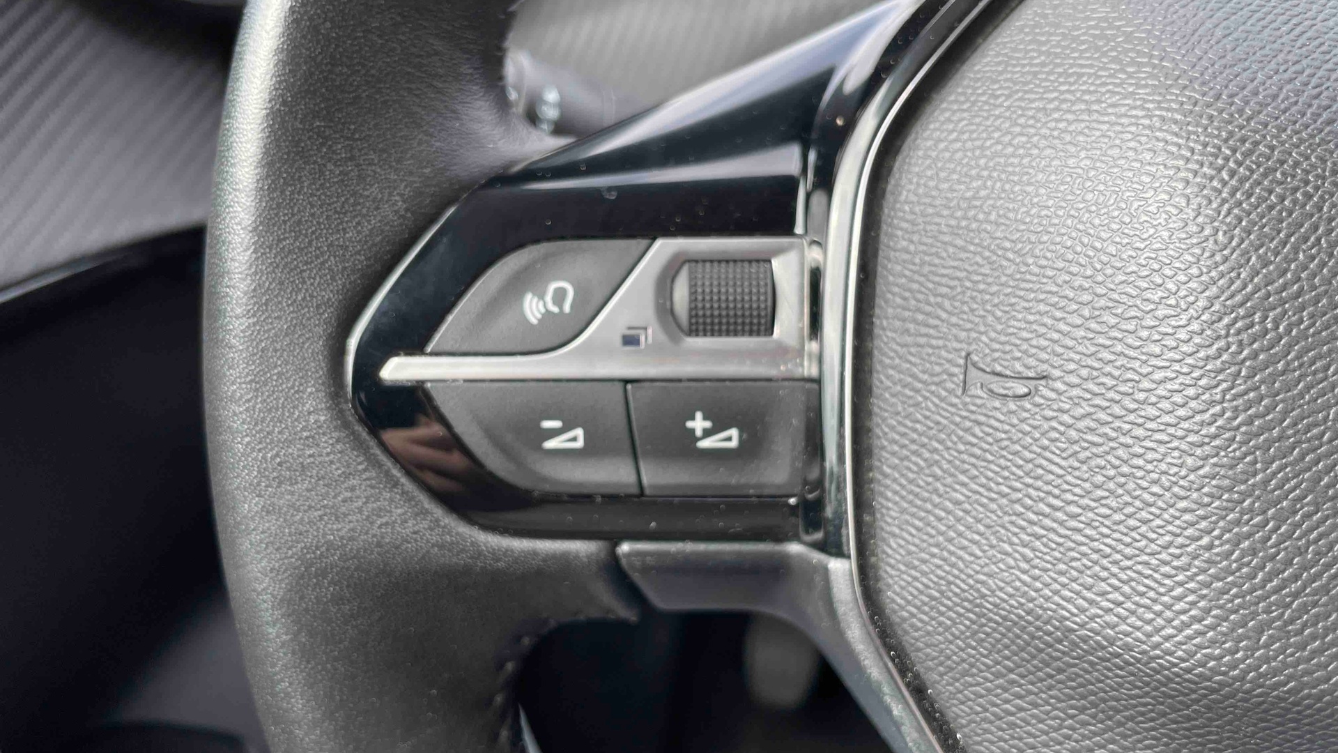PEUGEOT 208 PureTech 100 S&S BVM6 Allure